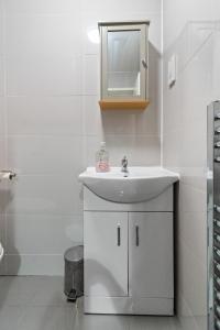 Warm Central Apartment - 6