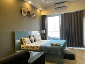 Cosmo Stays Premium Studio Gaur City Center