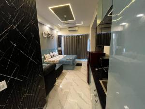 Cosmo Stays Premium Studio Gaur City Center