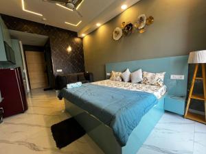 Cosmo Stays Premium Studio Gaur City Center