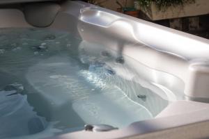 La Maison du soleil L Aulhere 3 étoiles ,Maison familiale 6-7 personnes, Grand Jacuzzi 6 p