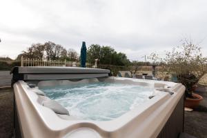 La Maison du soleil L Aulhere 3 étoiles ,Maison familiale 6-7 personnes, Grand Jacuzzi 6 p
