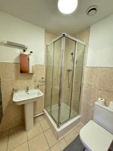 STYLISH SUITE - 2 BEDROOMS - SLEEPS 6 GUESTS - 2 BATHROOMS - FREE PARKING - BIRMINGHAM CITY CENTRE - CONTRACTORS - EASY CHECK In