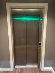 STYLISH SUITE - 2 BEDROOMS - SLEEPS 6 GUESTS - 2 BATHROOMS - FREE PARKING - BIRMINGHAM CITY CENTRE - CONTRACTORS - EASY CHECK In