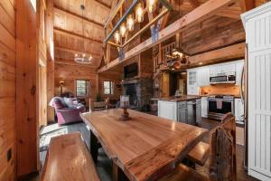 Cozy Log Cabin with Hot Tub 10 Min to Hunter Mtn