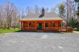 Cozy Log Cabin with Hot Tub 10 Min to Hunter Mtn