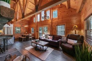 Cozy Log Cabin with Hot Tub 10 Min to Hunter Mtn