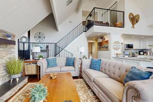 Surreal Feel Lakeview #B (Upstairs)