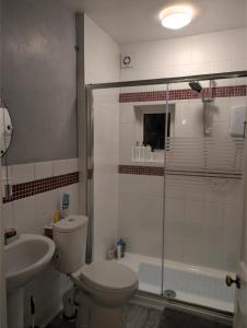 Close to City Center Bungalow walking distance to The Highcross, Abbey Park & Leicester City Long & Short Stays entire apartment with off road parking LE4