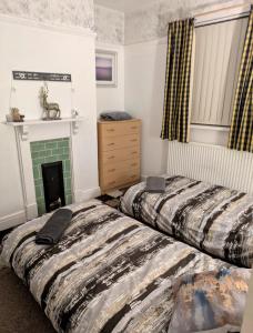 Close to City Center Bungalow walking distance to The Highcross, Abbey Park & Leicester City Long & Short Stays entire apartment with off road parking LE4