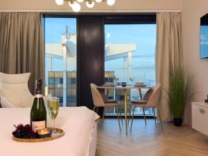 URBAN APARTMENTS Premium Global 25th floor No 10, Free Garage, Self Check-in, No deposit