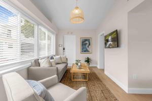 Steps to Beach King Bed Parking Pet-Friendly