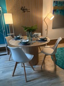 NEU Ferienwohnung in Dresden mit großer Terrasse I separate Küche I Eckbadewanne und Dusche