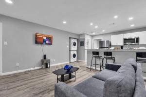 Bright 1BR Condo close to Food and Entertainment