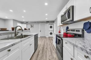 Bright 2BR Condo Near Restaurants and Entertainment