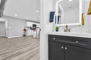 Bright 2BR Condo Near Restaurants and Entertainment