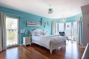 Stunning 5 En Suite Bedrooms Home with Sea Views
