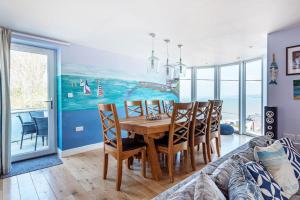 Stunning 5 En Suite Bedrooms Home with Sea Views