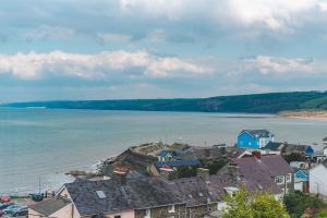 Stunning 5 En Suite Bedrooms Home with Sea Views