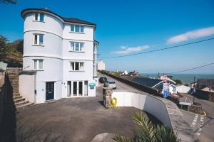 Stunning 5 En Suite Bedrooms Home with Sea Views