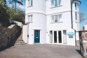 Stunning 5 En Suite Bedrooms Home with Sea Views