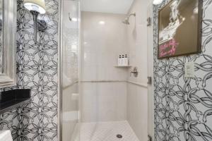 Vegas Retreat with Sphere View Pool and Gym Access