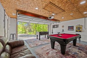 Hilltop Escape- Private 1-Acre Retreat -Hot Tub - Game Room - Pets