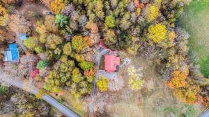 Hilltop Escape- Private 1-Acre Retreat -Hot Tub - Game Room - Pets