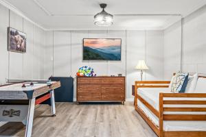 Family Getaway- Hot Tub - Game Room - Pet Friendly