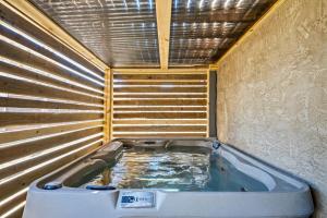 Family Getaway- Hot Tub - Game Room - Pet Friendly