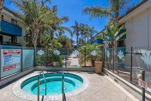 Modern West LA Studio with Pool, Gym & Parking