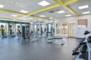 Modern West LA Studio with Pool, Gym & Parking