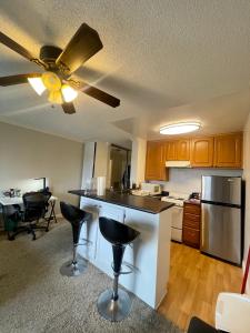 Modern West LA Studio with Pool, Gym & Parking
