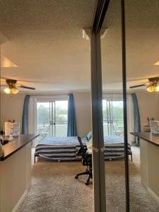 Modern West LA Studio with Pool, Gym & Parking