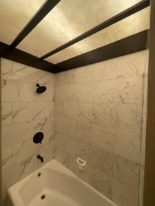 Hotel-Style Private Suite-Lake View-Gardens