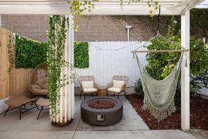 Artist micro-villa with kitchen, firepit & theater