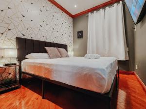 IceCream - Pool Table - 120 Projector - King Bed