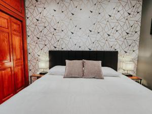 IceCream - Pool Table - 120 Projector - King Bed