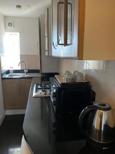 Hyde Park Modern Charming Escape Steps away from shops and park