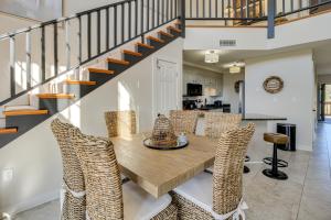 Lakefront Condo 3 Mi to Historic Guntersville!