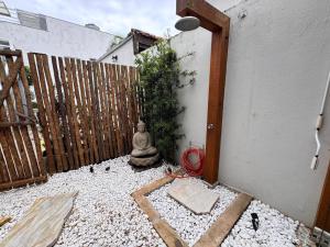 Thali House com Varanda Gourmet e churrasqueira, Piscina, 950M da praia, WiFi, AC, 2 vagas para carro