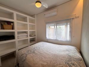 Thali House com Varanda Gourmet e churrasqueira, Piscina, 950M da praia, WiFi, AC, 2 vagas para carro