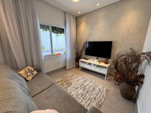 Thali House com Varanda Gourmet e churrasqueira, Piscina, 950M da praia, WiFi, AC, 2 vagas para carro