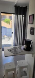 Loft ensolarado 30 metros da praia 6 km beto carrero