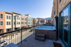 Ski in Ski out Main Street Balcony Hot Tub