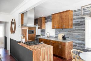 SoCal Living w Pool, hot tub and movie theater