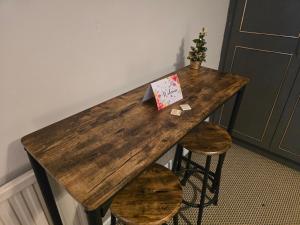 Entire Upstairs 1-Bedroom London Home with Private Bathroom and Kitchen, Great City and Heathrow Links