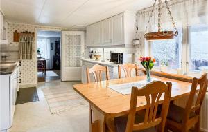 Cozy Home In Årjäng With Wifi