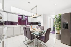 M5 Spacious Stylish Full Kitchen 2Bath Premium Beds Electric Sofa Recliners Smart TVs Netflix Underfloor Heating Instant Hot Water FastWifi