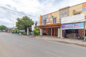 Urbanview Hotel Rifal Home Tegal